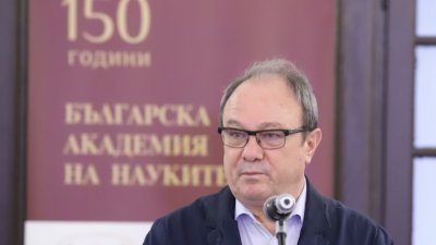 Матаматикът акад. Ревалски с орден "Стара планина" 