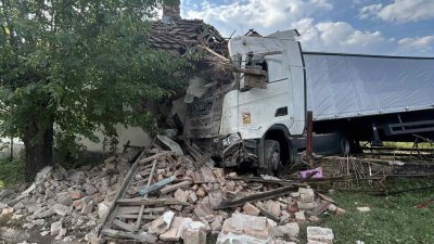 Тежкотоварен камион се вряза в къща в монтанското село Липен