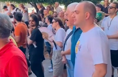 С викове Оставка  и Тук не е Москва започна първият