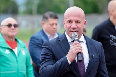 Енчо Керязов вдигна мерника на завзети спортни бази из страната 