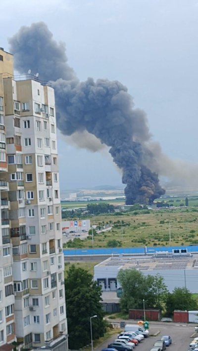 Огромен пожар избухна малко преди 17 00 часа в столичния