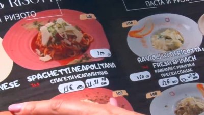 Туристи замениха ресторантите по морето с дюнери и пица на крак
