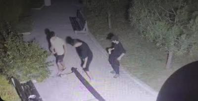 Камера от системата за видеонаблюдение е заснела как тийнейджъри чупят
