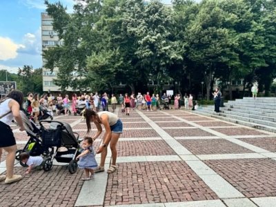 Стотици майки от Пловдив излязоха в дъжда да протестират срещу гаврите на кабинета Радев