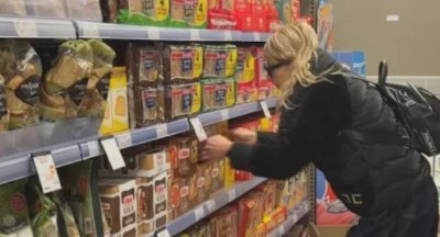 А у нас не може! Цените на основни продукти в Гърция без промяна през лятото