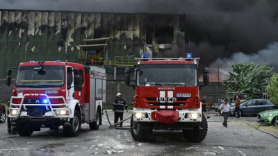 Продължава гасенето на големия пожар в халета за преработка на пластмасови отпадъци на