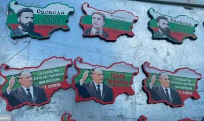 Магнити по 1 евро с лика на Тодор Живков наредиха на събор във Враца