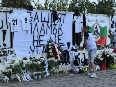 Президентът на Славия Венцеслав Стефанов ръководството на клуба играчите от