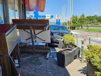 На косъм от трагедия: Бургазлийка заби колата си в заведение на бензиностанция