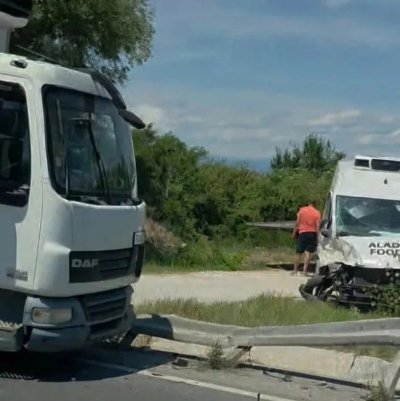 Катастрофа между камион и товарен бус стана днес в Пловдив