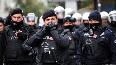 Турските власти задържаха двама журналисти преди срещата на върха на