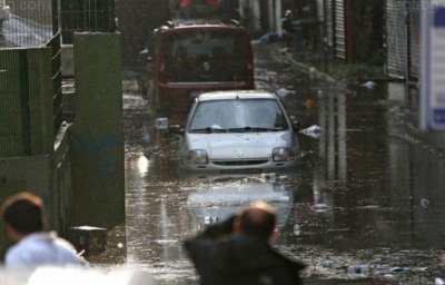Истанбул е под вода, пороят удави кварталите край "Босфора" 