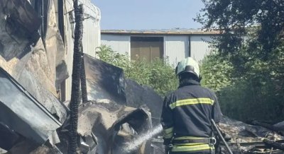 Две бунгала са изгорели при пожар в близост до плажната