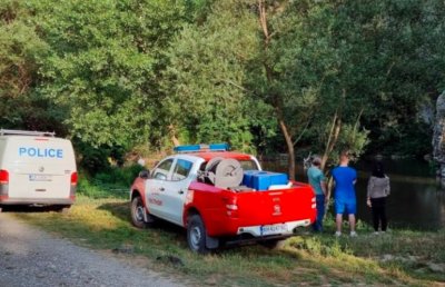 Издирването на второто дете във водите на река Струма продължава