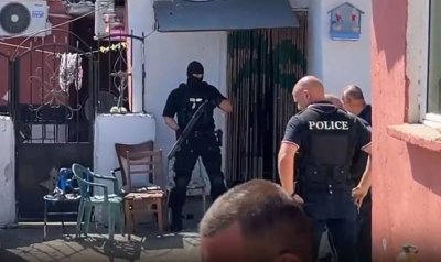 Полицаи с автомати превзеха ромската махала в Асеновград