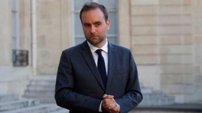 Френското правителство оцеля при вот на недоверие внесен срещу него