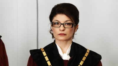 Конституционният съдия Десислава Атанасова представи документи касаещи пътуванията й извън