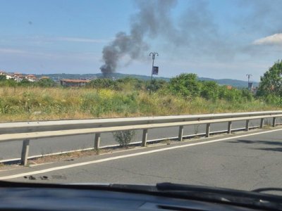 Силен пожар е пламнал преди минути в района на местността