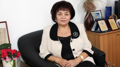 Вечната Амбър се клати: Бунт срещу Янка Такева в училищата