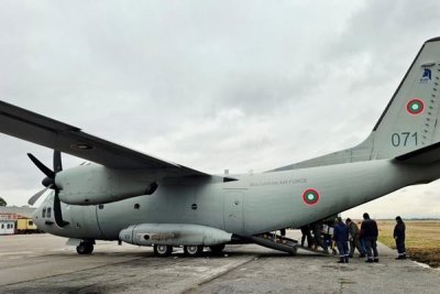 Военен "Спартан" транспортира дете за лечение в Германия