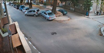 ЗРЕЛИЩНО ВИДЕО: Шофьор връхлетя върху няколко паркирани коли в София