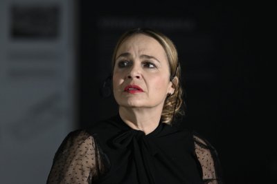 Съсипаха дрехите на Искра Ангелова