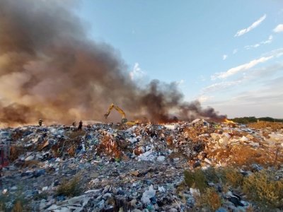 Гори депо за отпадъци край Стара Загора