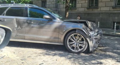 Катастрофа блокира движението по бул. "Дондуков" в София