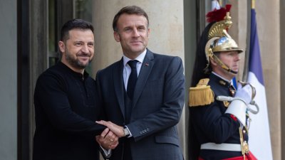 Гаф в Париж: Зеленски отдалечи Украйна от ЕС с една откъсната капачка (ВИДЕО)