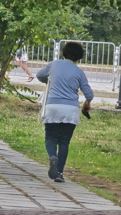 ВНИМАВАЙТЕ: Какво изсипа тази жена в парк "Оборище"? (СНИМКИ)