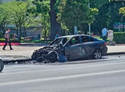 Автомобил горя в центъра на София