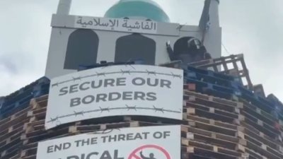 В Северна Ирландия подпалиха реплика на джамия