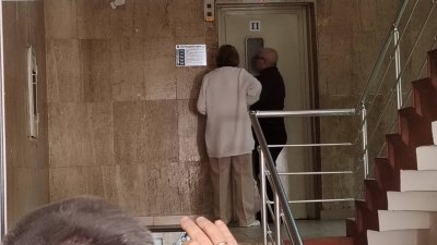 Бебе остана само в блокиран асансьор в Бургас, пожарникари го спасиха 