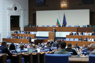 С гласовете на ПБ и ДПС: Парламентът гласува Бюджет 2026 на първо четене - дефицитът остава 5,7% 
