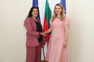 Какво е "ютия"? Социалните мрежи гръмнаха заради измачканата рокля на външната ни министърка