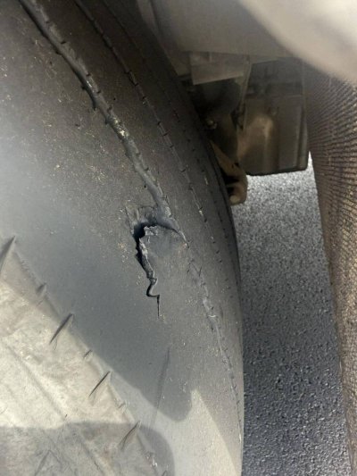 Вижте гумите на тир, спрян от движение по "Тракия" 
