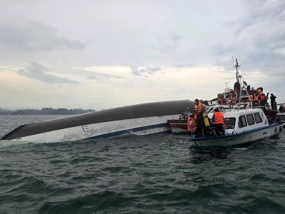 15 индийски туристи загинаха с лодка край Виетнам