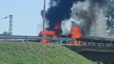 Кола изгоря в пламъци на пътя край Лом (ВИДЕО)