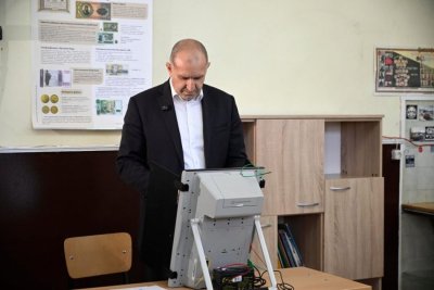 Падна ли Румен Радев в капана с машинното гласуване