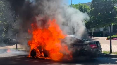Автомобил лумна като факла пред Националната библиотека в София (ВИДЕО)