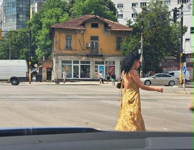 Калина Паскалева гони трамвая без сутиен