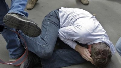 Младежи с черни маски спретнаха меле пред НДК заради момче в женски дрехи