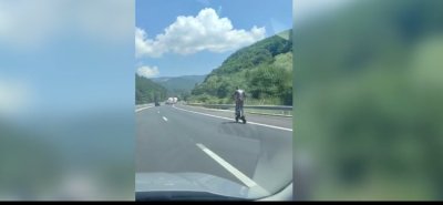 Видео от магистрала Хемус показва човек който управлява електрическа тротинетка