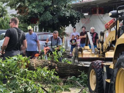 Пет екипа разчистват Приморско, ураганът отнесе и соларни панели