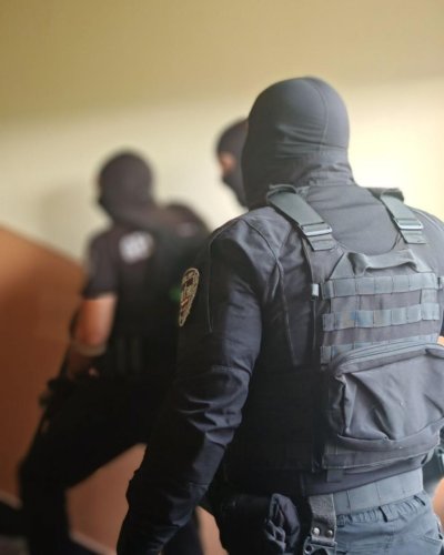 Жандармерия и полиция удариха наркотрафикантите в Севлиево, има задържани (СНИМКИ)