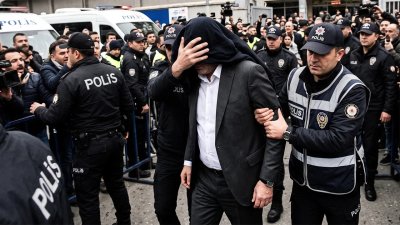 Нелегални залагания: Задържаха вицепрезидента на Галатасарай и висши служители на Бешикташ