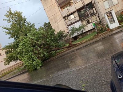 Бурята връхлетя Петрич, Благоевград мина метър