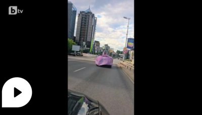 Пътна авантюра: Булка-джигитка се повози върху кола, покрита с розов воал 