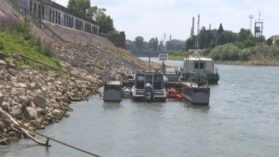 Два кораба заседнаха в река Дунав заради ниски води