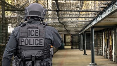 Служители на американската имиграционна служба ICE Immigration and Customs Enforcement